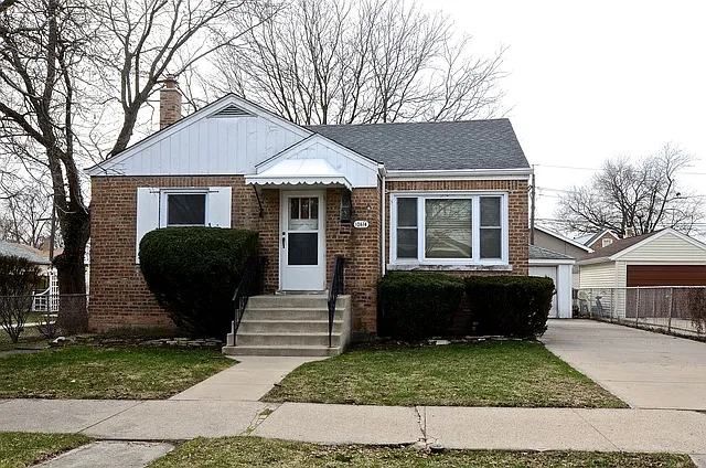10614 S Albany Ave photo 1