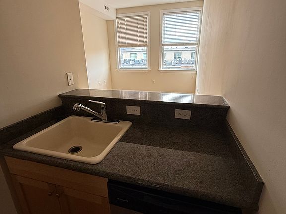 5th image of 1414 W Marshall St APT 304