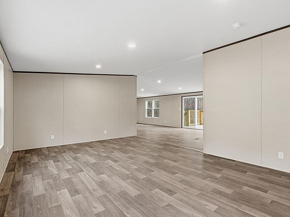 4th image of 566 Connelly Rd