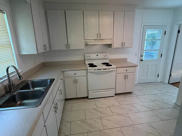 913 N Park Ave — Photo 5