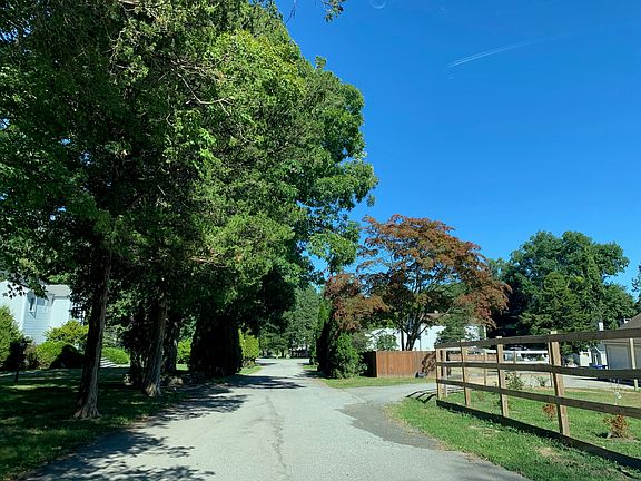 Exterior Neighborhood (street photo)
