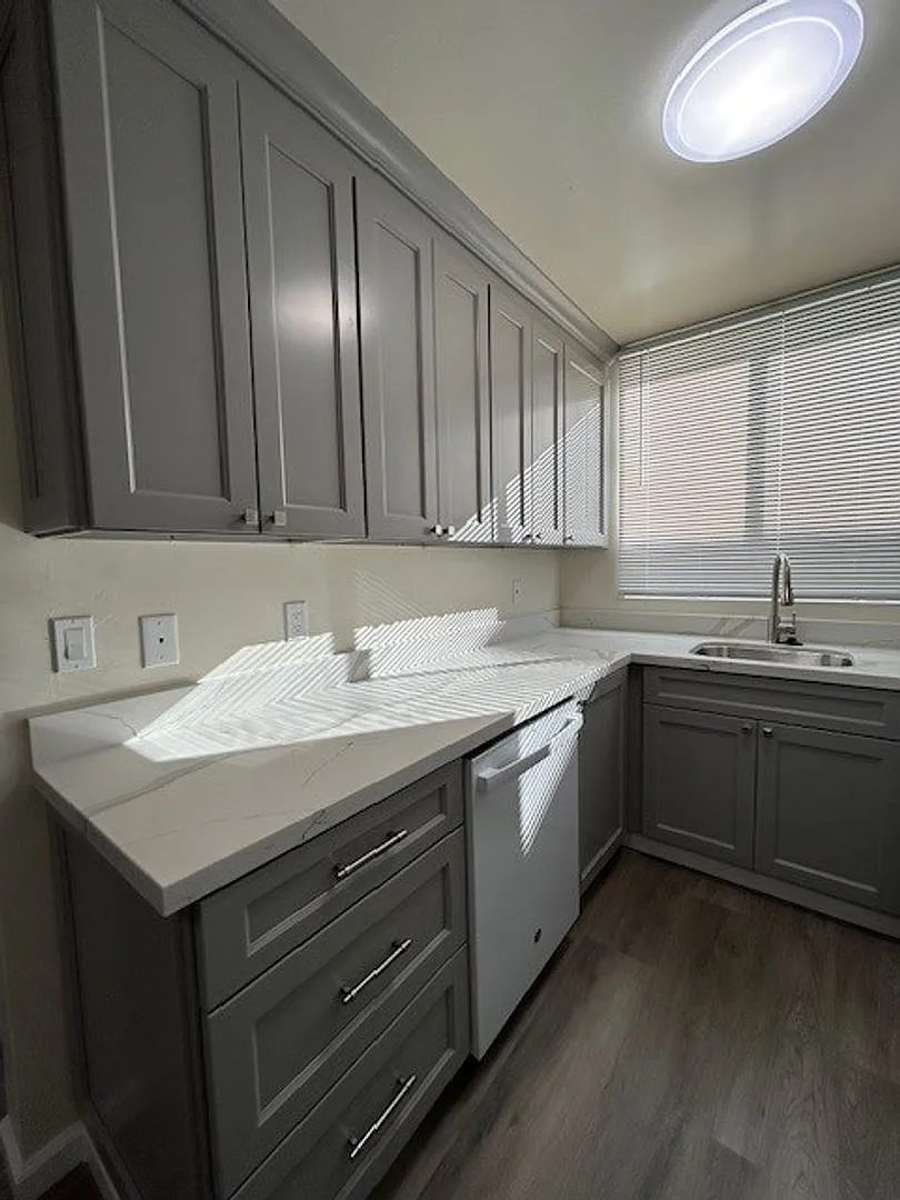 3 Bedroom 1.5 Bath, private balcony/deck — Photo 1