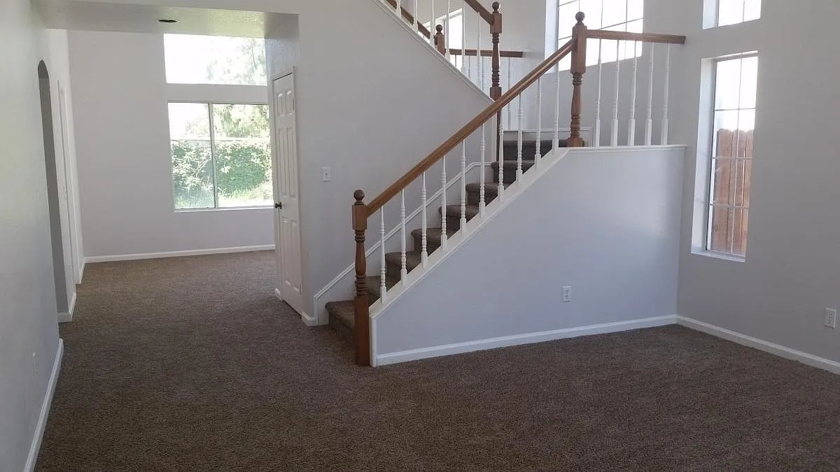 5 bed, 2051 sqft, $4,500 — Photo 2
