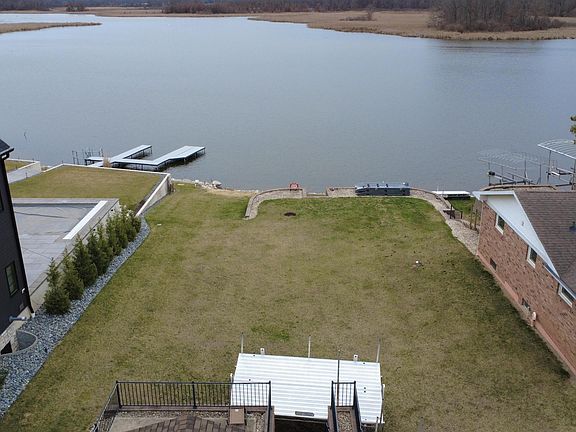 2nd image of 2922 Country Club Dr S