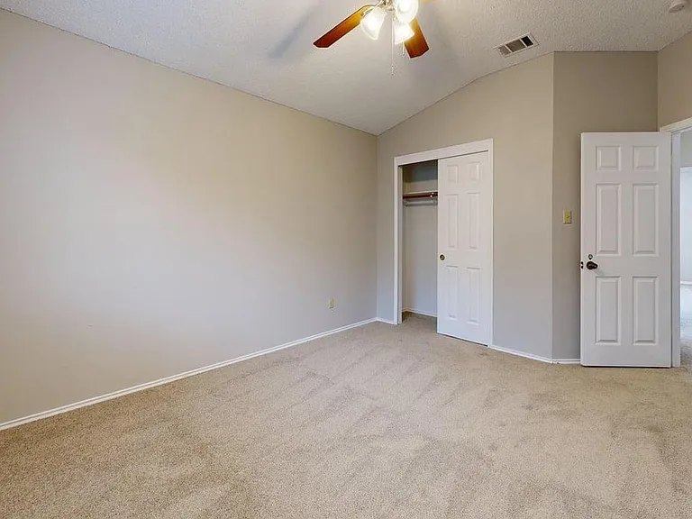 406 Oakcrest Dr — Photo 9