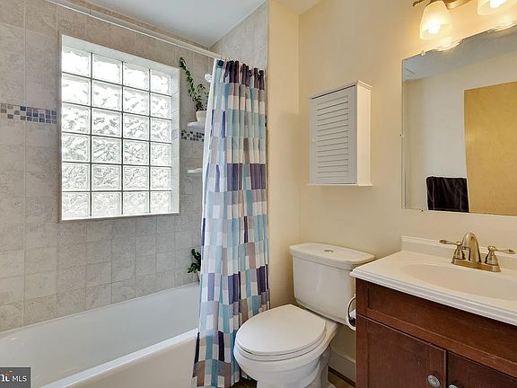 Good-sized full bath with west-facing window. Great natural lighting!