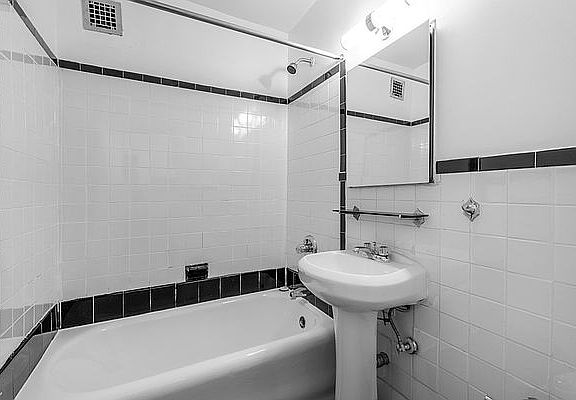 4th image of 307 E 44th St APT 912