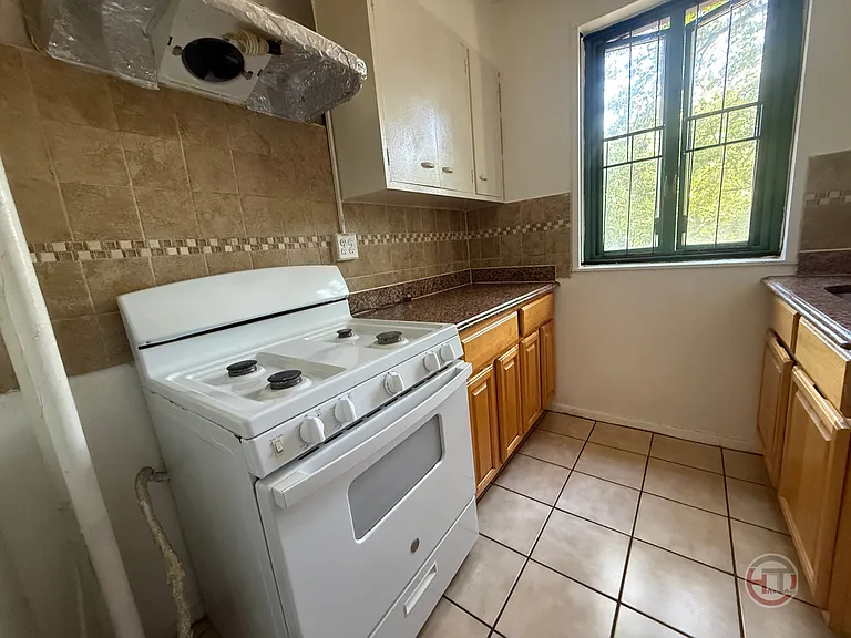 1935 McGraw Ave #2G — Photo 2