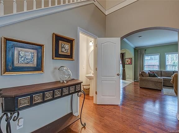 5th image of 1063 McLaren Dr