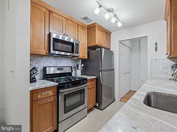 2nd image of 10009 Vanderbilt Cir APT 6-5