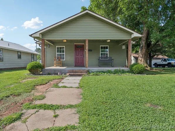 236 W 9th Ave, Bristow, OK 74010