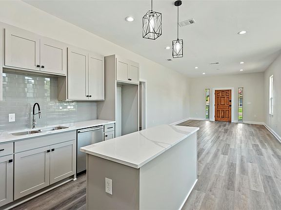 5th image of 502 S Clinton Ave