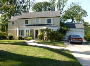 82 Old Pond Rd, Great Neck, NY 11023