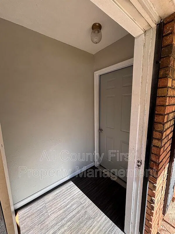 2 bed, 1.0 bath, 890 sqft, $1,200 — Photo 2