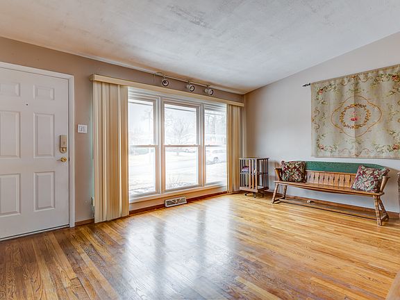 3rd image of 460 Larry Dr