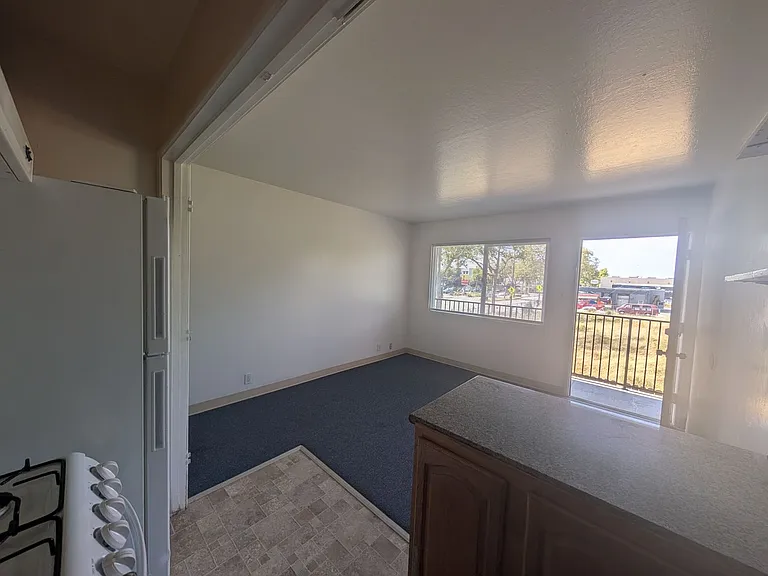 Comfortable one bedroom unit, convenient location to shopping and transportation — Photo 2
