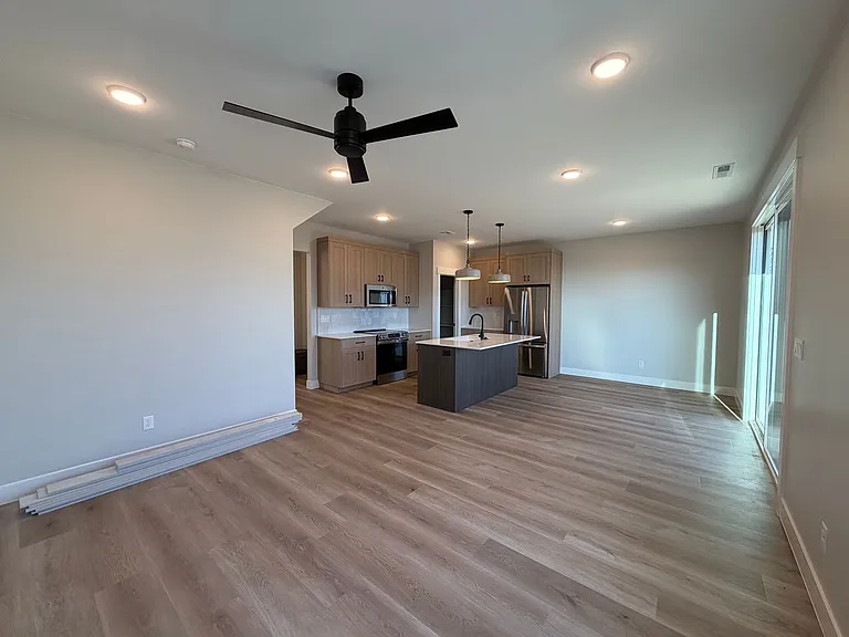 608 E Hemsworth Ln — Photo 10