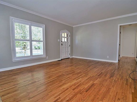 4th image of 305 S Saint James Blvd