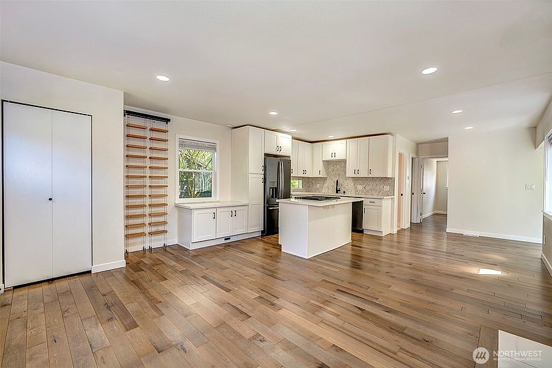5th image of 3806 35th Avenue W Unit 1