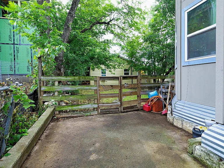 2409 E 9th St #A — Photo 30
