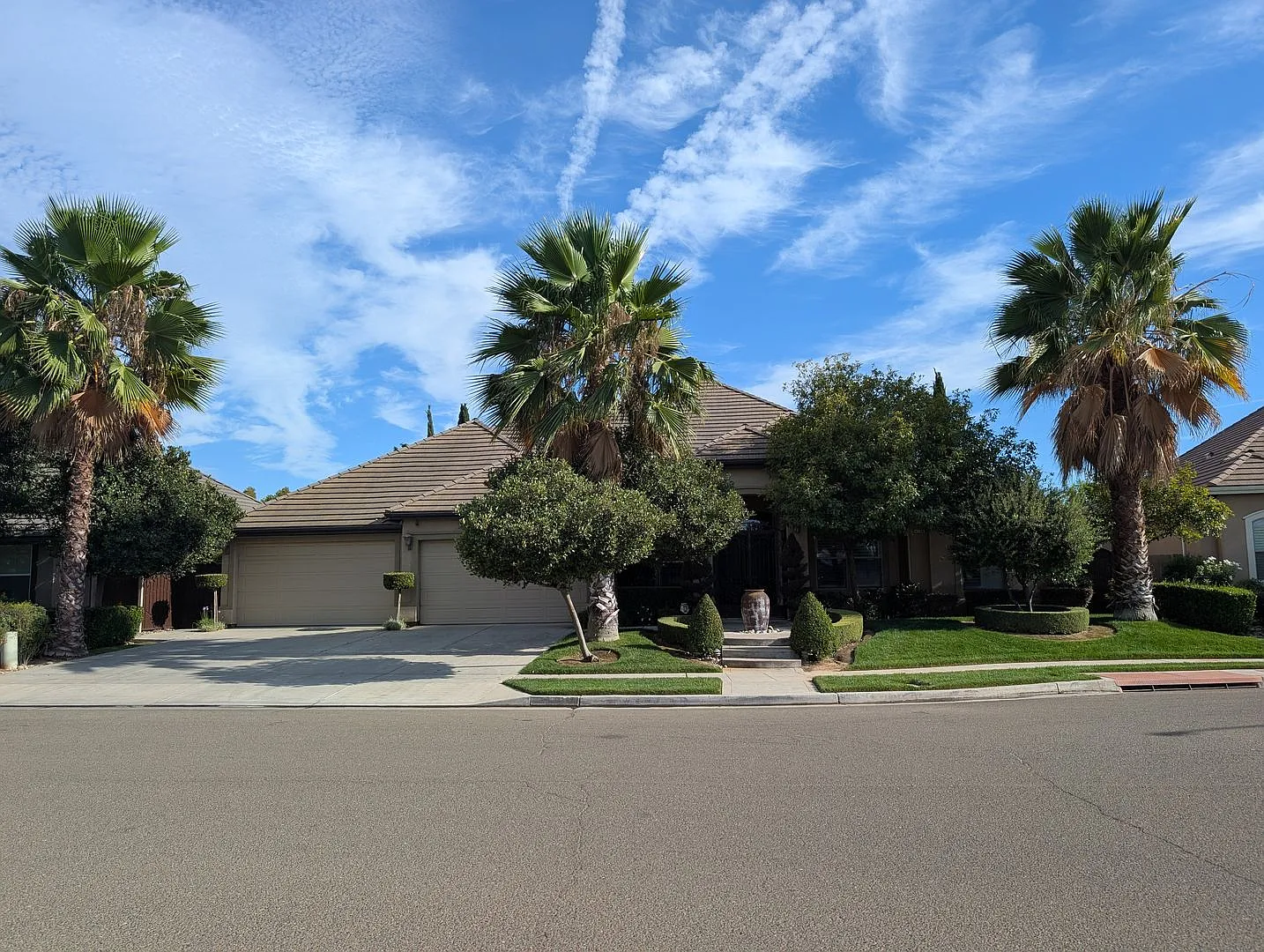 Executive home offering a wonderful floor plan, spacious bedrooms, upgraded amenities, a large lo... — Photo 1