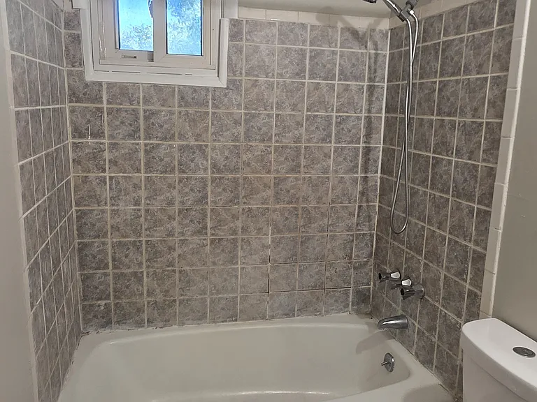 2206 Bothwell St — Photo 7