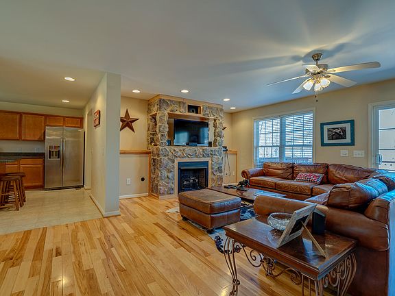 5th image of 117 Charmwood Cir