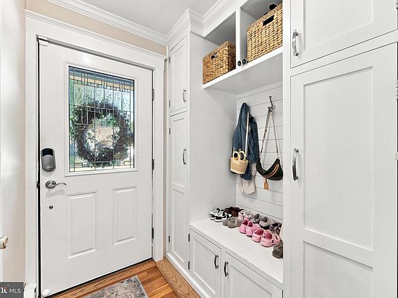 5th image of 431 Gladstone Ave