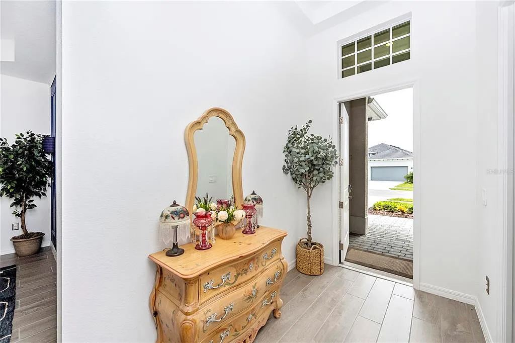 3 bed, 2.0 bath, 2061 sqft, $10,000 — Photo 3