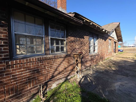5th image of 599 Lester St