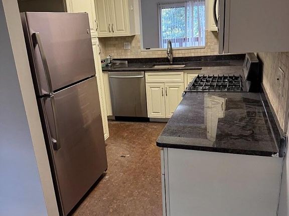 5th image of 24 Woodland Dr