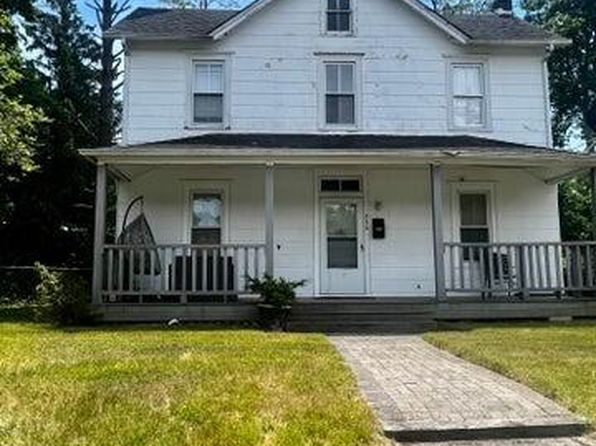 366 Lake Ave, Oakhurst, NJ 07755