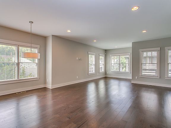 4th image of 601 Centerpoint Ln