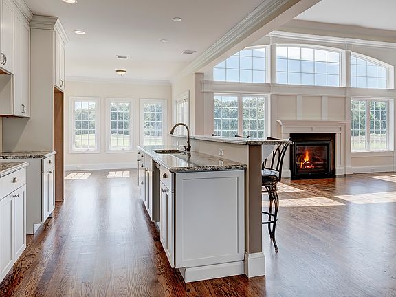 4th image of 590 Laurel Ct