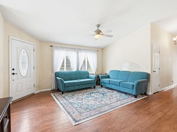 4th image of 156 NW Wrightwood Cir
