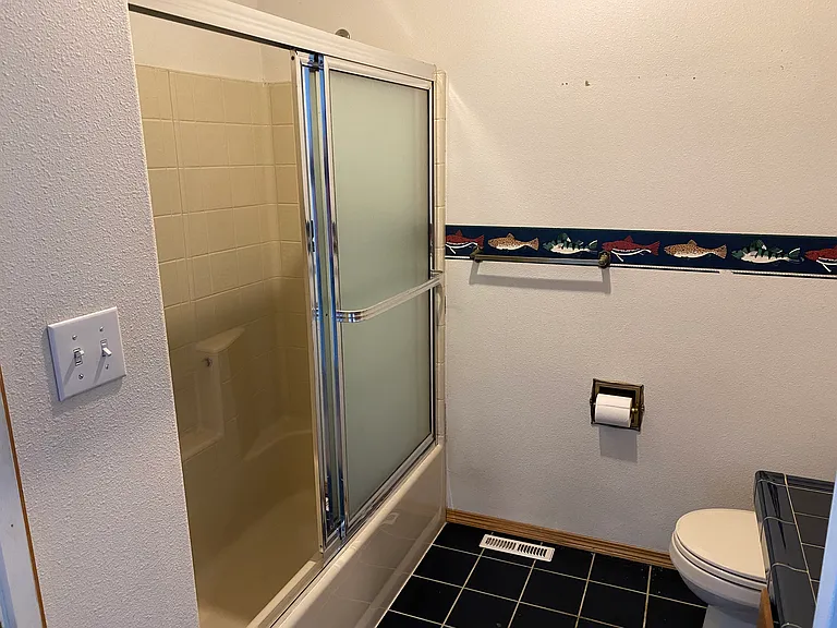 Main hall full bath.