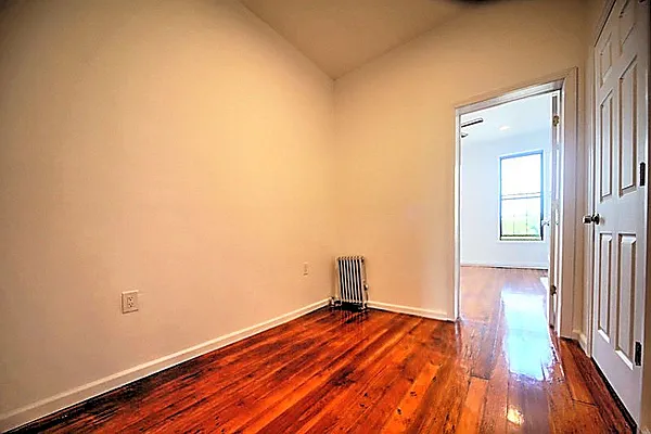 Rented by Metropolitan Realty | media 28