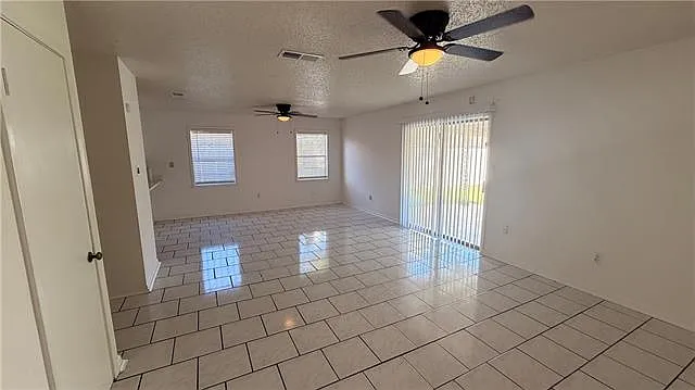 3 bed, 2.0 bath, 1990 sqft, $2,000 — Photo 3