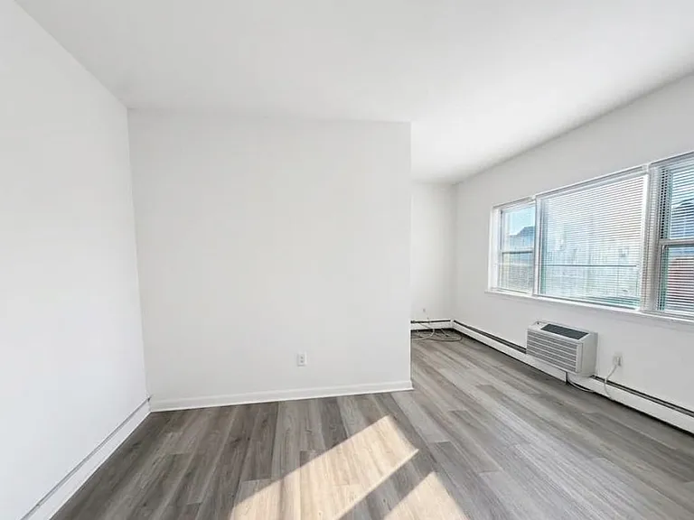 325 1st St #6 — Photo 6