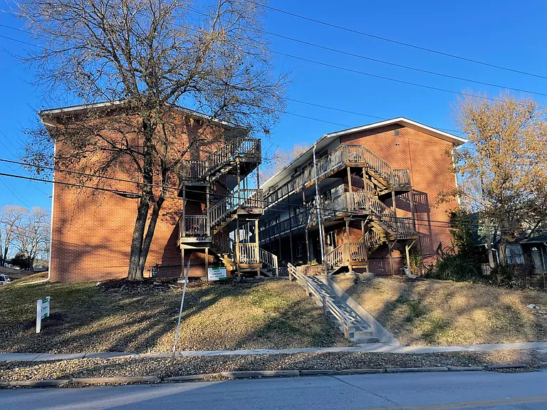 Front view of Cuming St. Apartments.