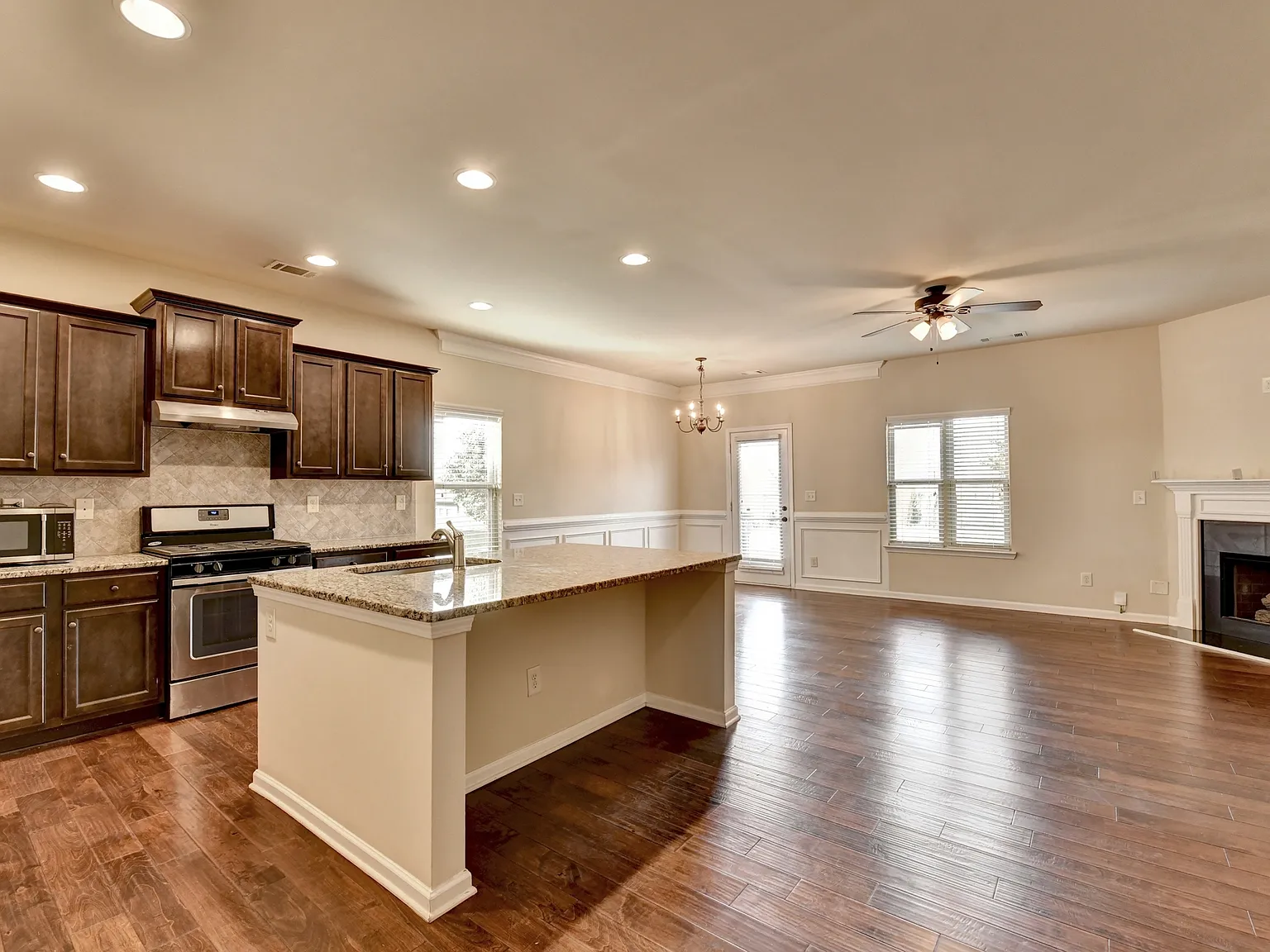 3 bed, 2.5 bath, 1900 sqft, $2,000 — Photo 3