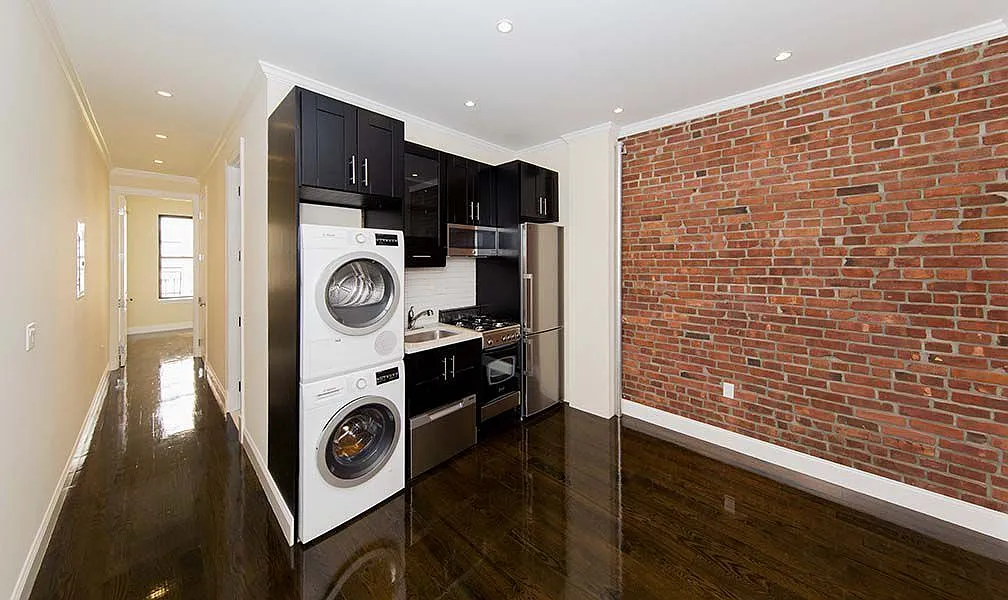 Building Photo - 210 E 95th St #2A