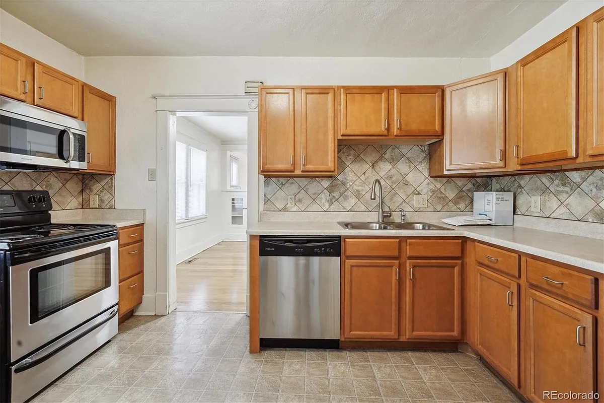 Kitchen - 3753 N Quitman St