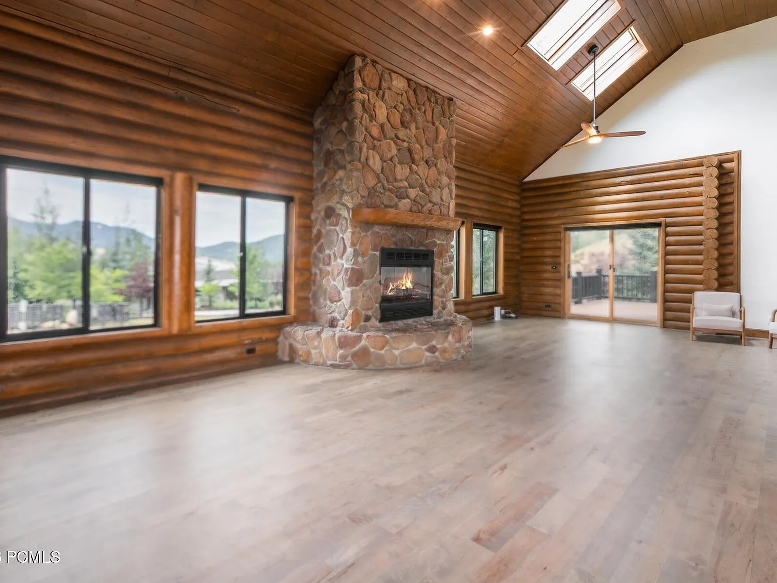 5 bed, 3.5 bath, 4749 sqft, $9,000 — Photo 4