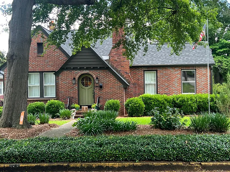 960 Russell St — Photo 1