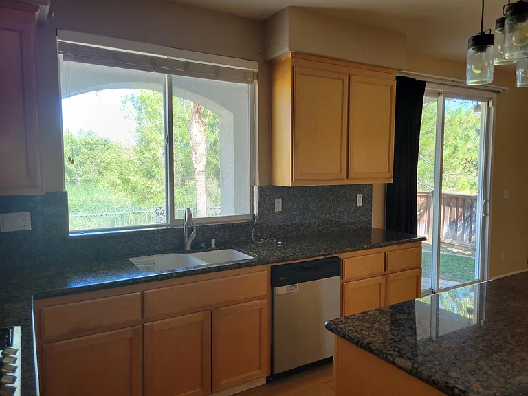 385 Roundhill Dr — Photo 7