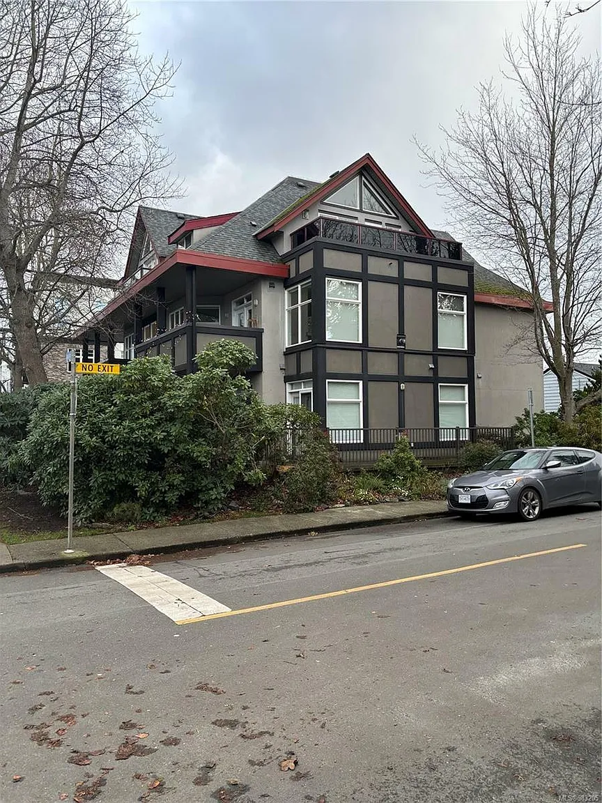 1741 Oak Bay Ave #A photo 1
