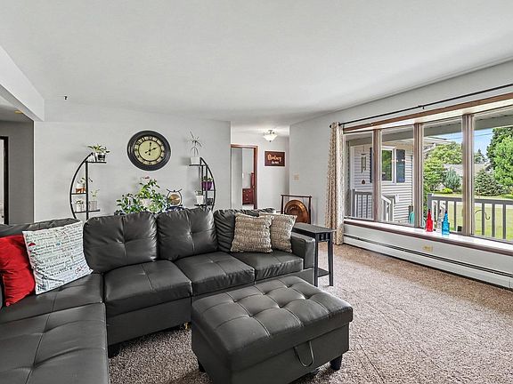 4th image of 557 Broad Ave
