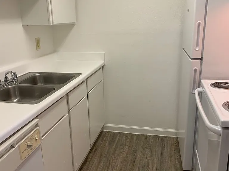 Emerald Cove Apartments — Photo 45