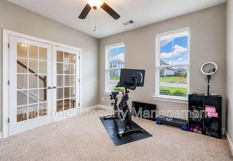 560 Hampton Dr — Photo 11